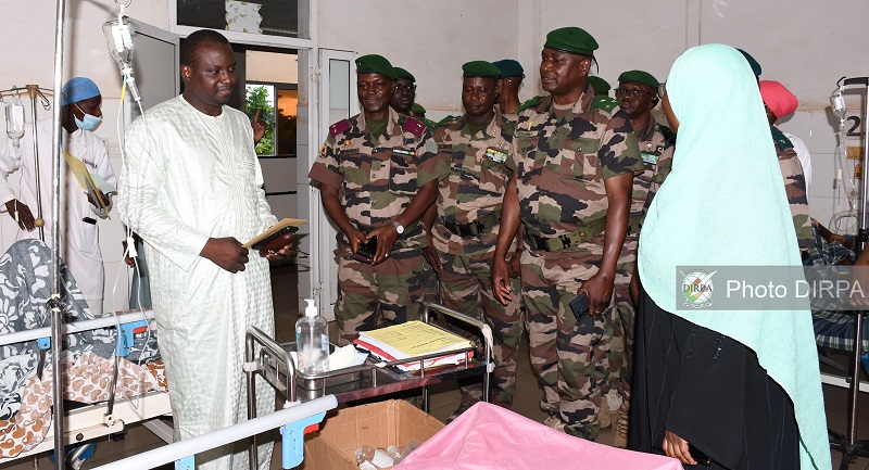 EMGA : Le Chef d’Etat-Major Général des Armées et sa délégation auprès des blessés de l’Ecole de la Gendarmerie